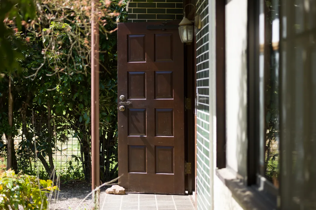 お試し住宅の玄関の扉